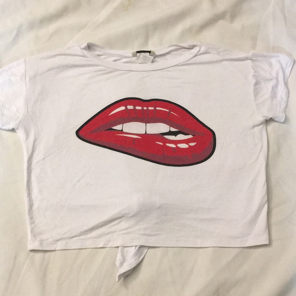 Open tie back, lip decal crop shirt size medium